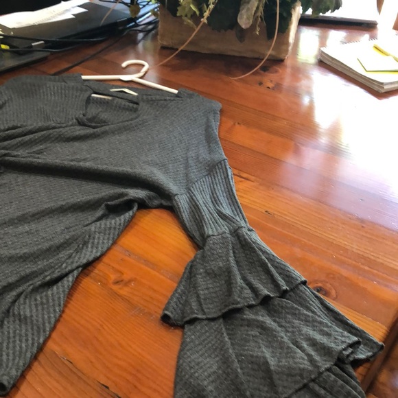 Gray tunic with great sleeves. Keyhole front. - Picture 2 of 3